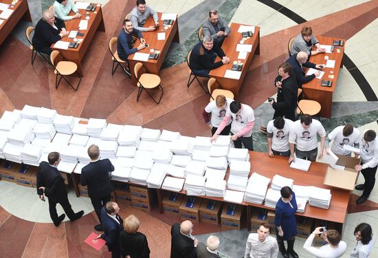 Submitting signatures in support of Grigory Yavlinsky's registration as presidential candidate