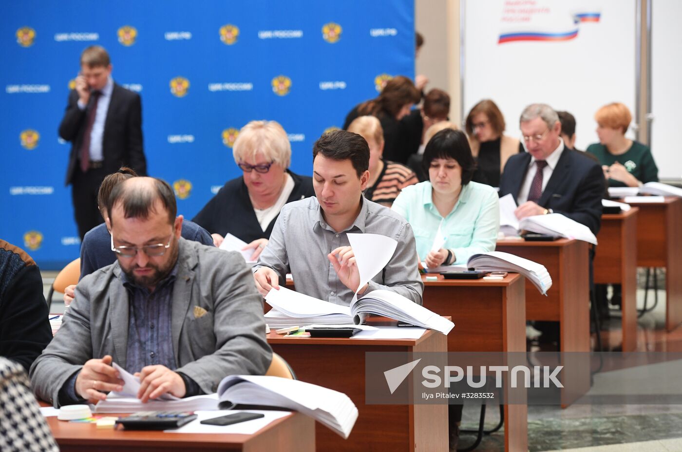 Submitting signatures in support of Grigory Yavlinsky's registration as presidential candidate