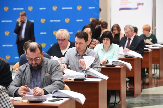 Submitting signatures in support of Grigory Yavlinsky's registration as presidential candidate