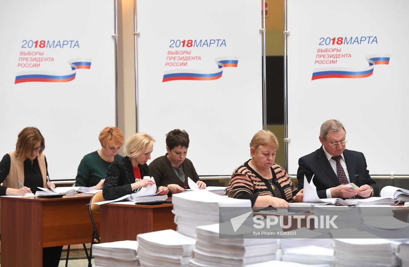 Submitting signatures in support of Grigory Yavlinsky's registration as presidential candidate