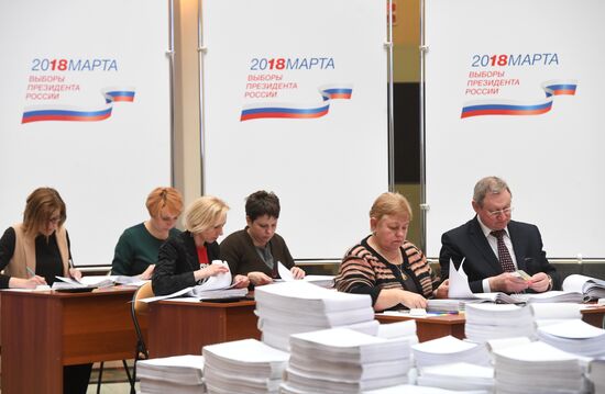 Submitting signatures in support of Grigory Yavlinsky's registration as presidential candidate