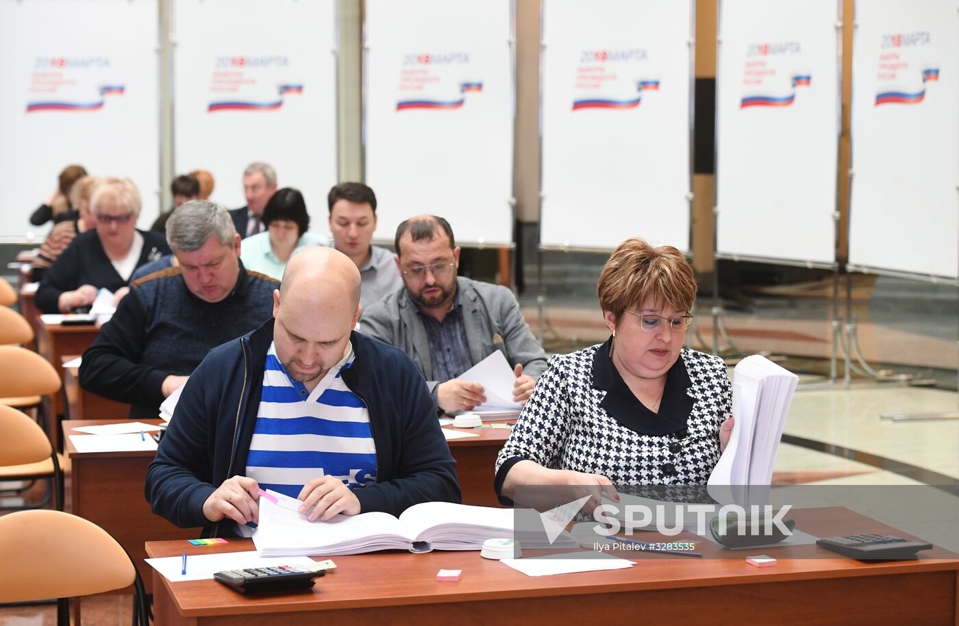 Submitting signatures in support of Grigory Yavlinsky's registration as presidential candidate
