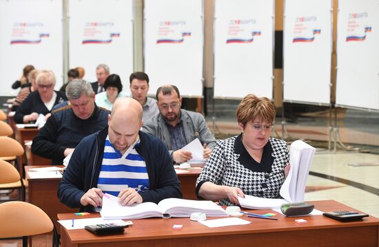 Submitting signatures in support of Grigory Yavlinsky's registration as presidential candidate