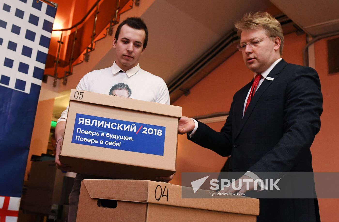 Submitting signatures in support of Grigory Yavlinsky's registration as presidential candidate