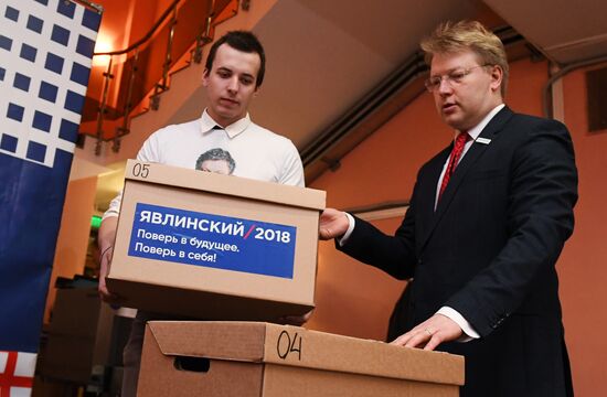 Submitting signatures in support of Grigory Yavlinsky's registration as presidential candidate
