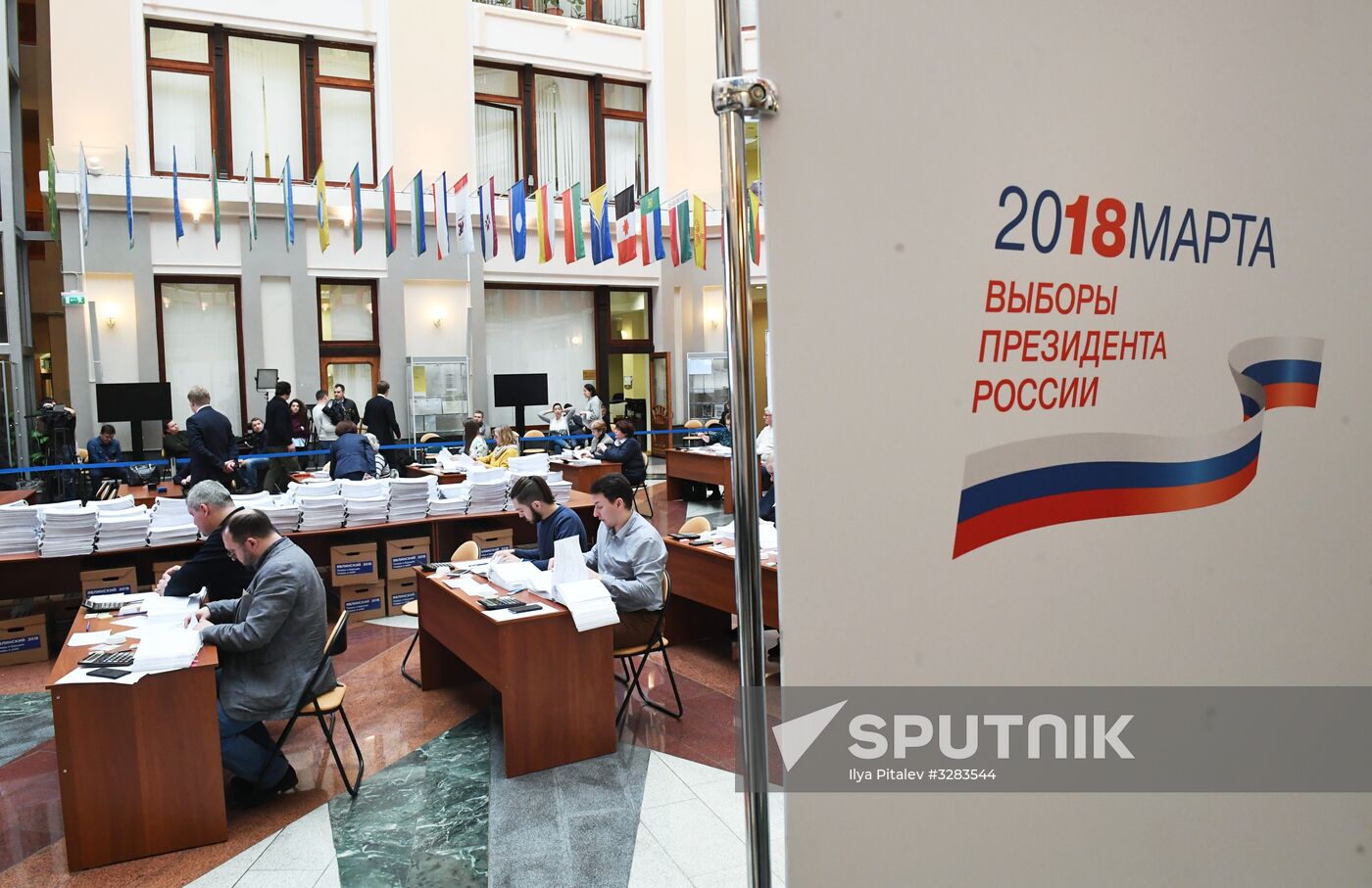 Submitting signatures in support of Grigory Yavlinsky's registration as presidential candidate