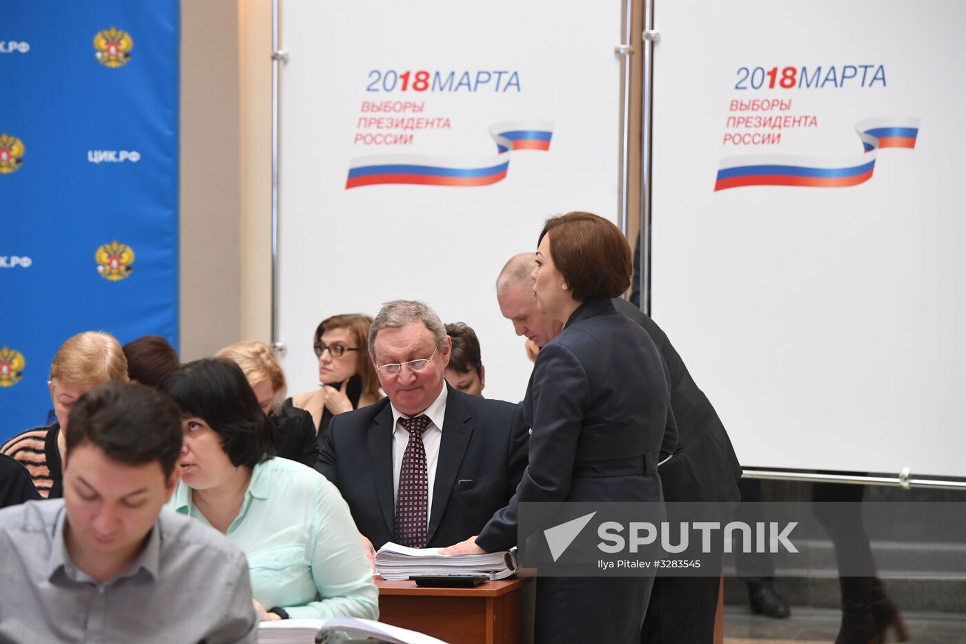 Submitting signatures in support of Grigory Yavlinsky's registration as presidential candidate