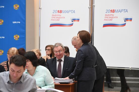 Submitting signatures in support of Grigory Yavlinsky's registration as presidential candidate