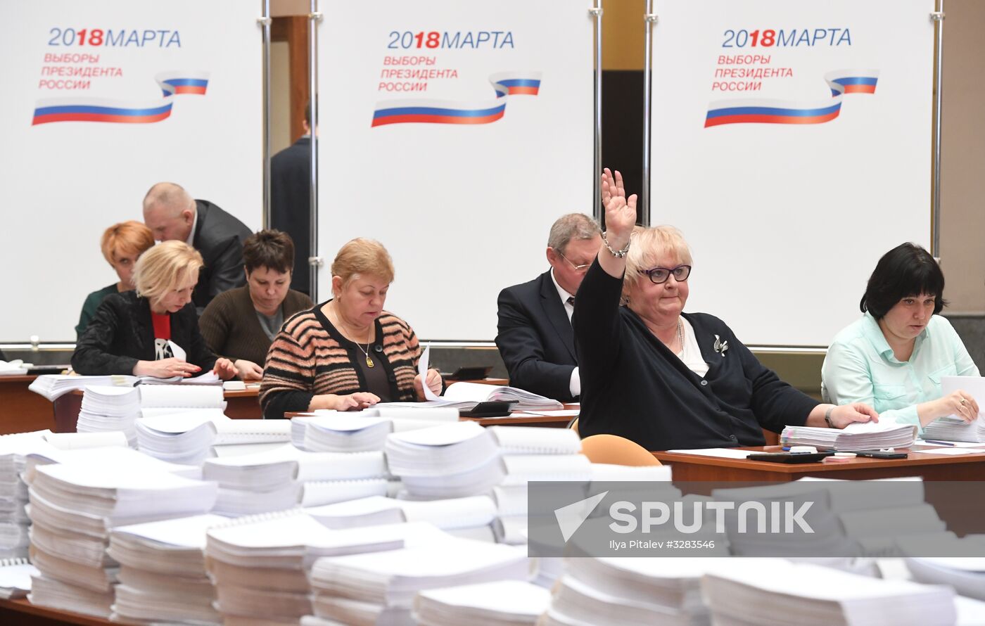 Submitting signatures in support of Grigory Yavlinsky's registration as presidential candidate