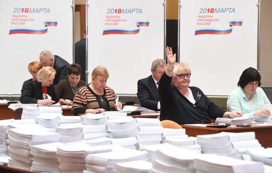 Submitting signatures in support of Grigory Yavlinsky's registration as presidential candidate