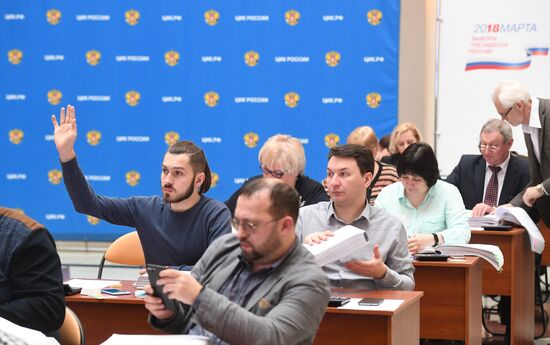 Submitting signatures in support of Grigory Yavlinsky's registration as presidential candidate