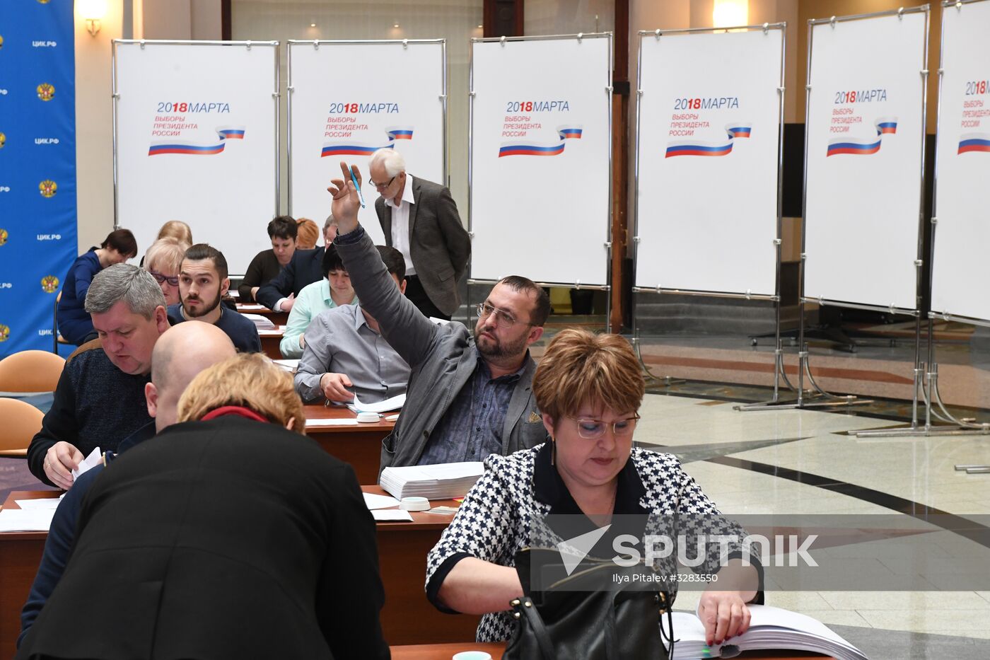 Submitting signatures in support of Grigory Yavlinsky's registration as presidential candidate