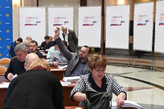 Submitting signatures in support of Grigory Yavlinsky's registration as presidential candidate
