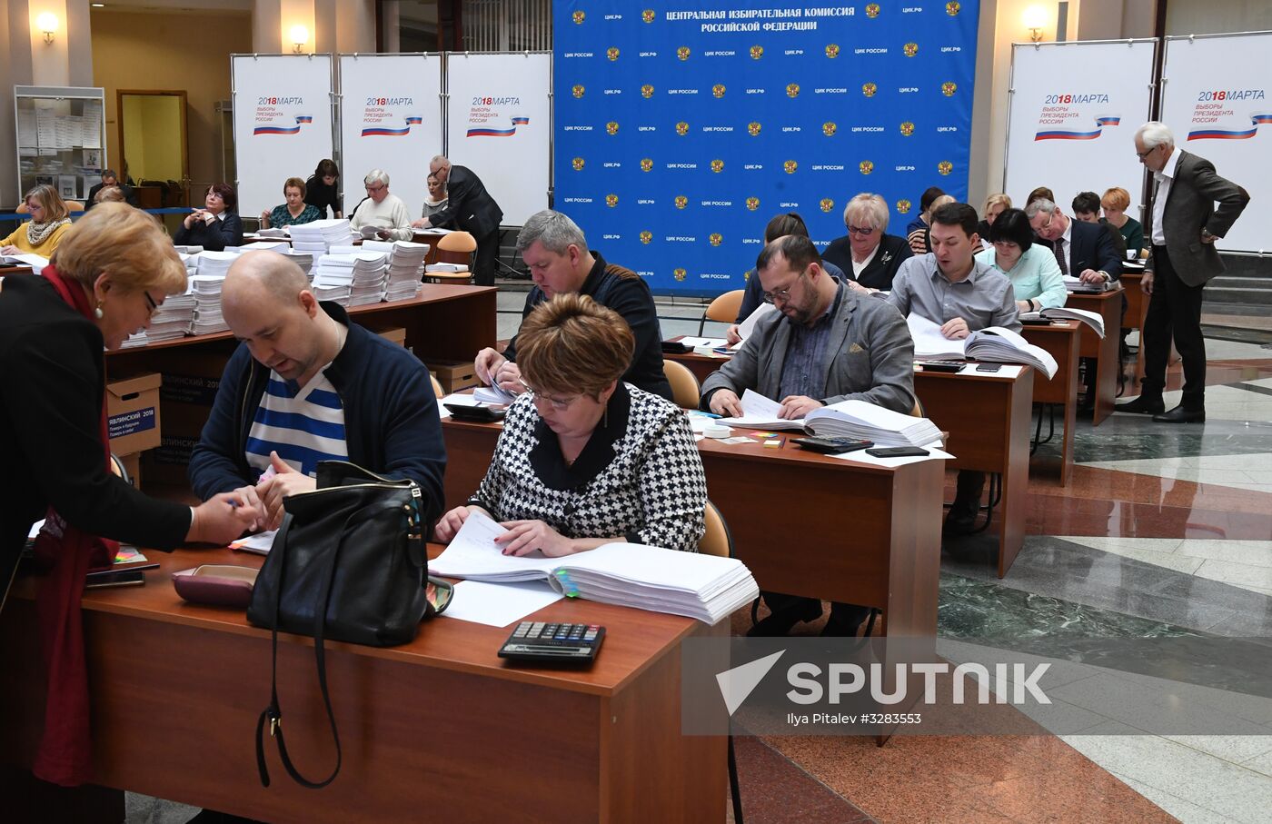 Submitting signatures in support of Grigory Yavlinsky's registration as presidential candidate