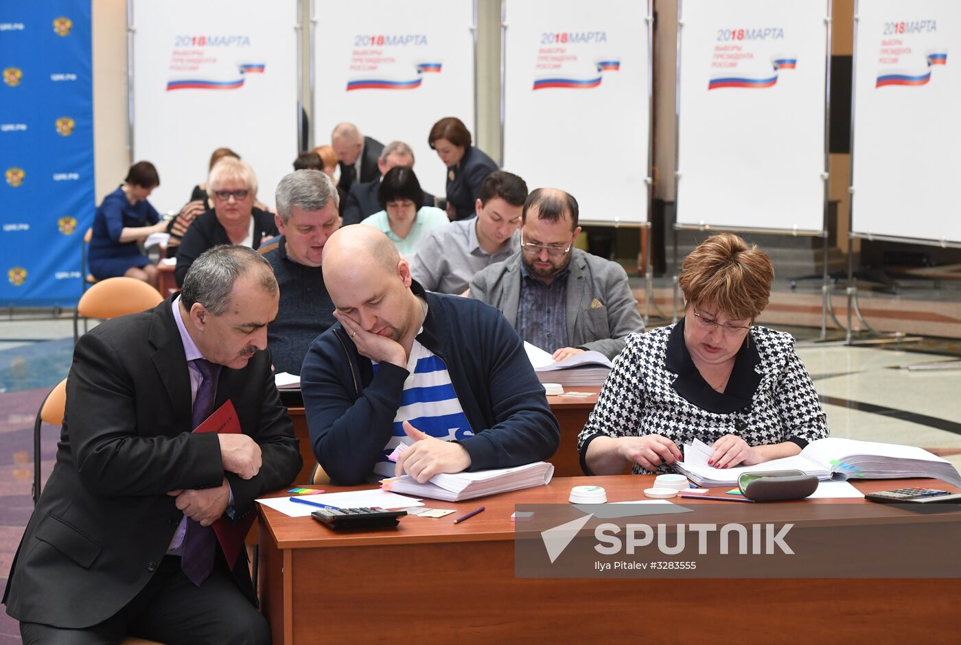 Submitting signatures in support of Grigory Yavlinsky's registration as presidential candidate