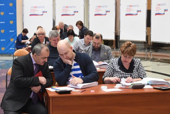 Submitting signatures in support of Grigory Yavlinsky's registration as presidential candidate
