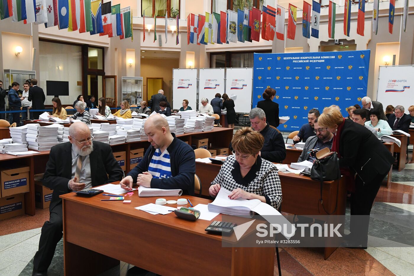 Submitting signatures in support of Grigory Yavlinsky's registration as presidential candidate