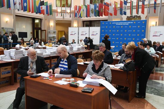 Submitting signatures in support of Grigory Yavlinsky's registration as presidential candidate