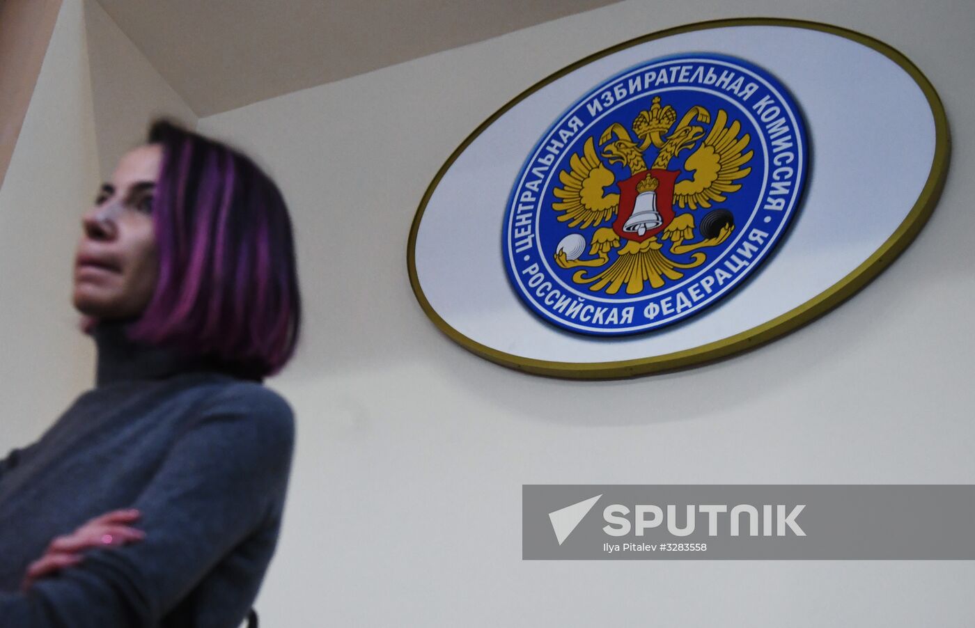 Submitting signatures in support of Grigory Yavlinsky's registration as presidential candidate