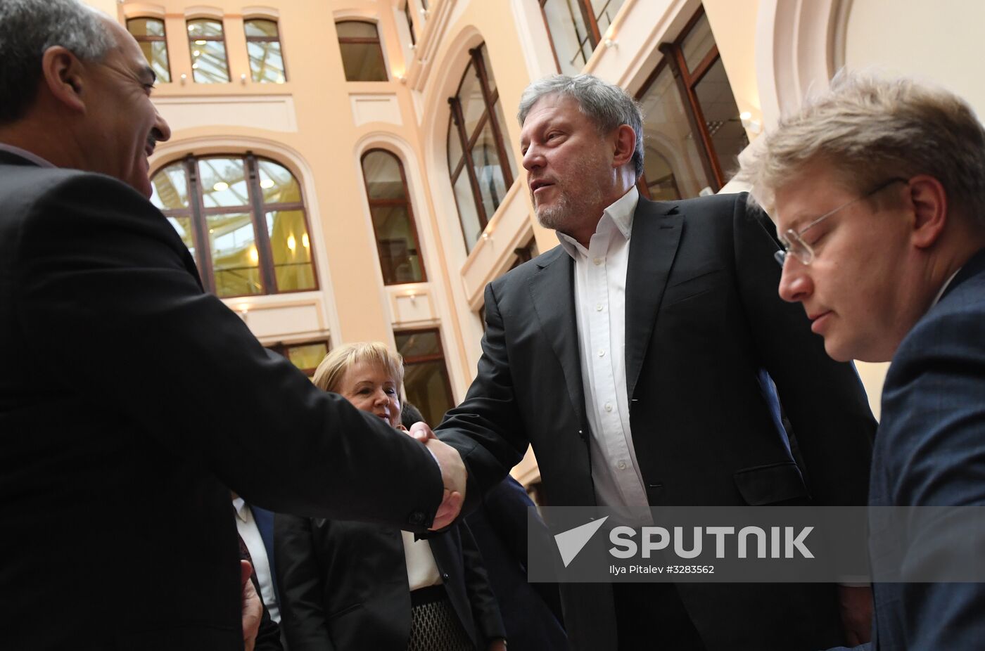 Submitting signatures in support of Grigory Yavlinsky's registration as presidential candidate