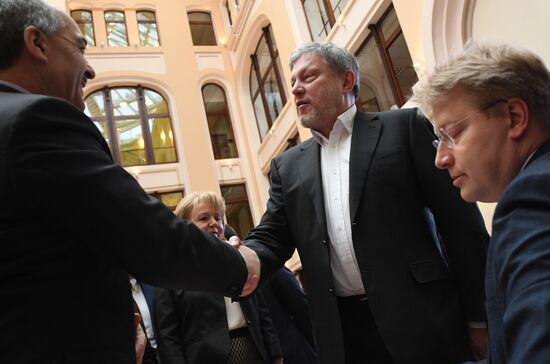 Submitting signatures in support of Grigory Yavlinsky's registration as presidential candidate