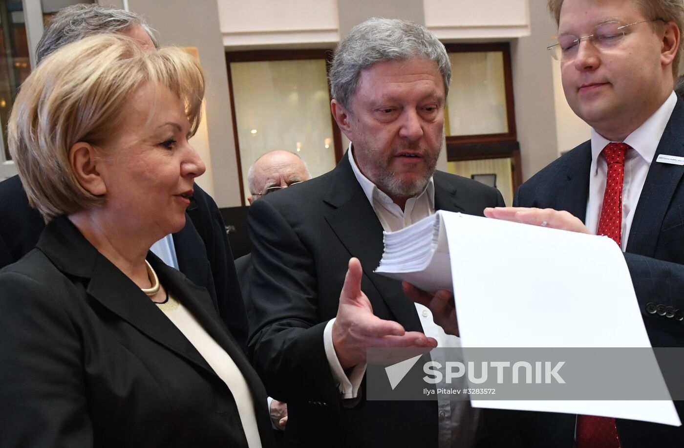 Submitting signatures in support of Grigory Yavlinsky's registration as presidential candidate