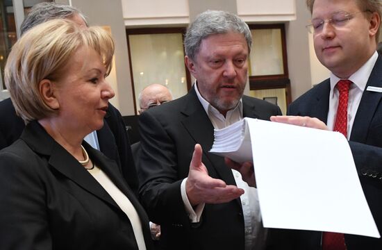 Submitting signatures in support of Grigory Yavlinsky's registration as presidential candidate
