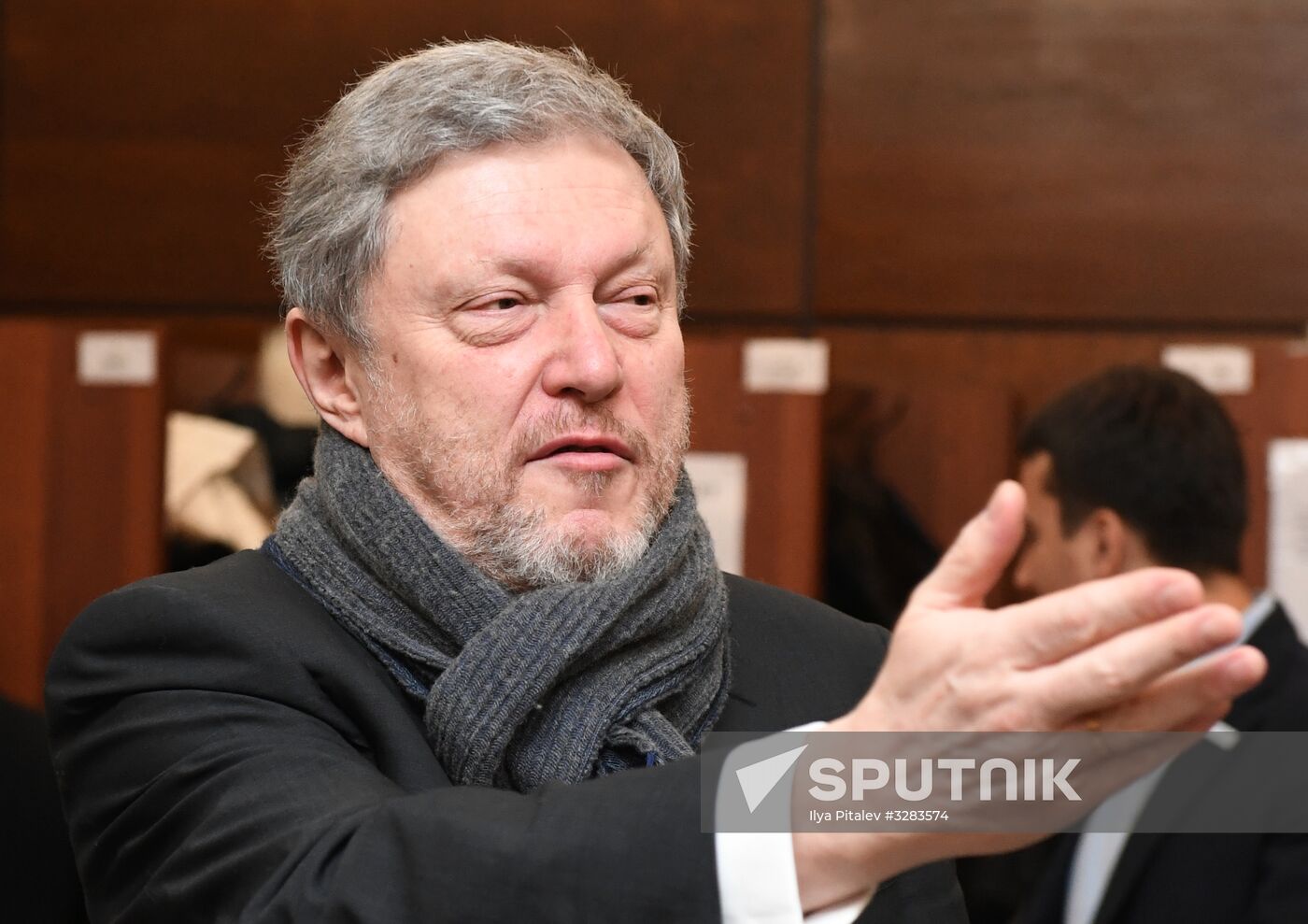 Submitting signatures in support of Grigory Yavlinsky's registration as presidential candidate