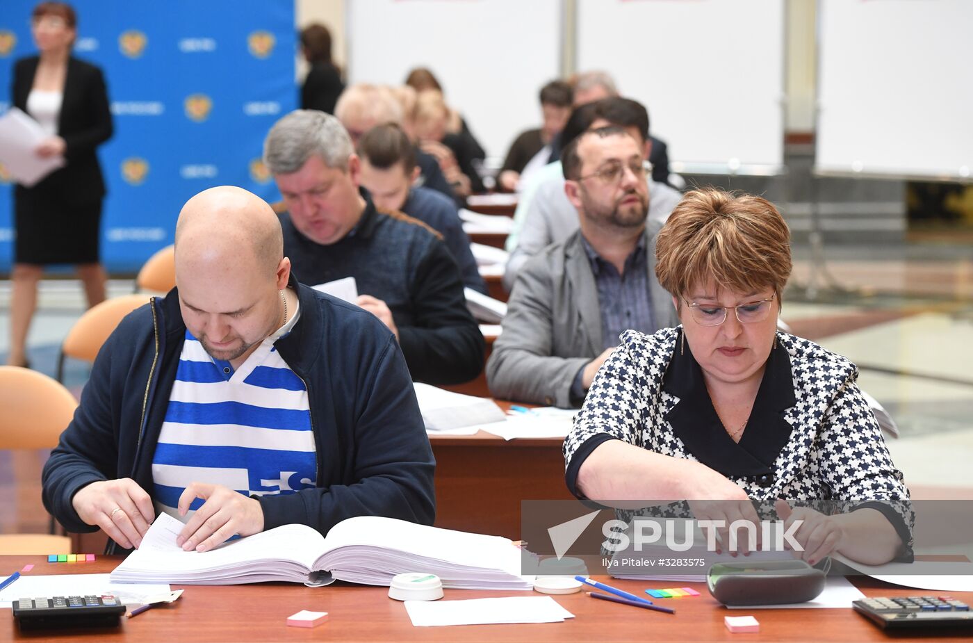Submitting signatures in support of Grigory Yavlinsky's registration as presidential candidate