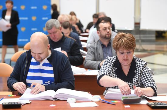 Submitting signatures in support of Grigory Yavlinsky's registration as presidential candidate