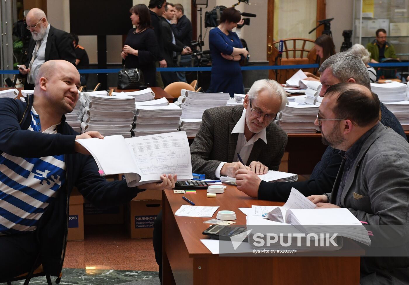 Submitting signatures in support of Grigory Yavlinsky's registration as presidential candidate