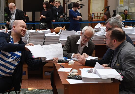 Submitting signatures in support of Grigory Yavlinsky's registration as presidential candidate