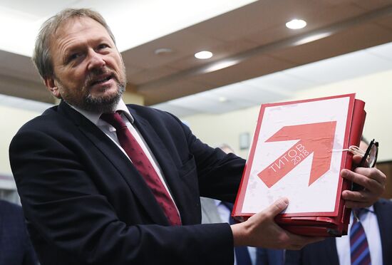 Submitting signatures in support of Boris Titov's registration as presidential candidate