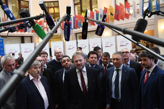 Submitting signatures in support of Boris Titov's registration as presidential candidate