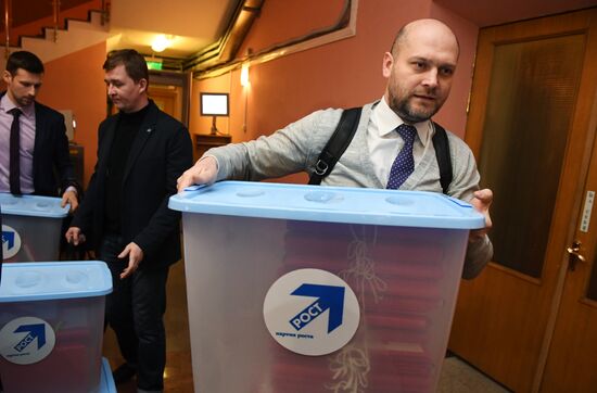 Submitting signatures in support of Boris Titov's registration as presidential candidate