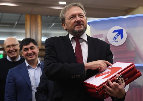 Submitting signatures in support of Boris Titov's registration as presidential candidate