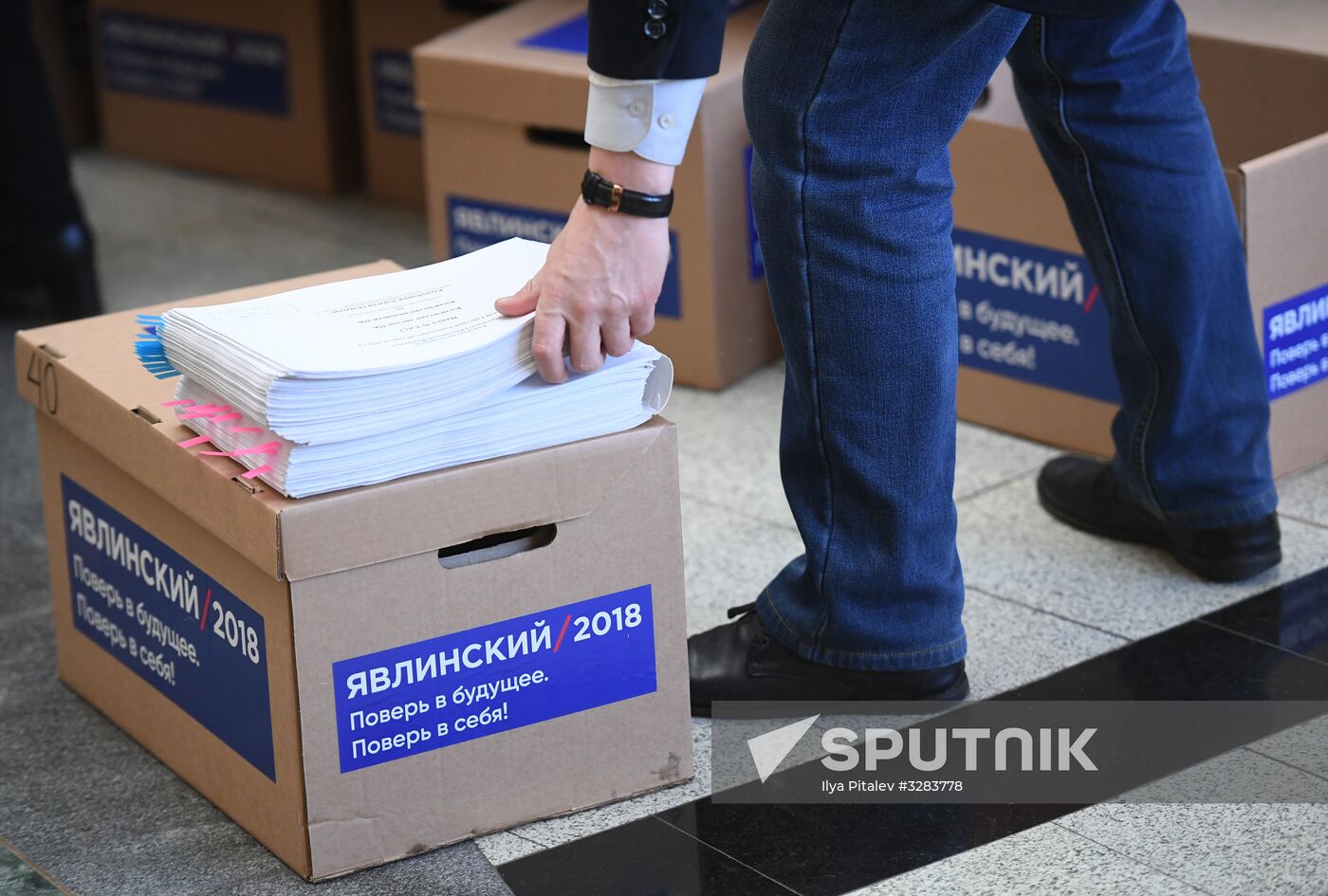 Submitting signatures in support of Grigory Yavlinsky's registration as presidential candidate