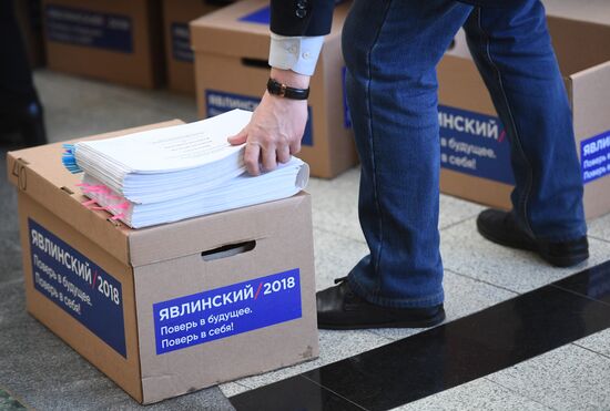 Submitting signatures in support of Grigory Yavlinsky's registration as presidential candidate