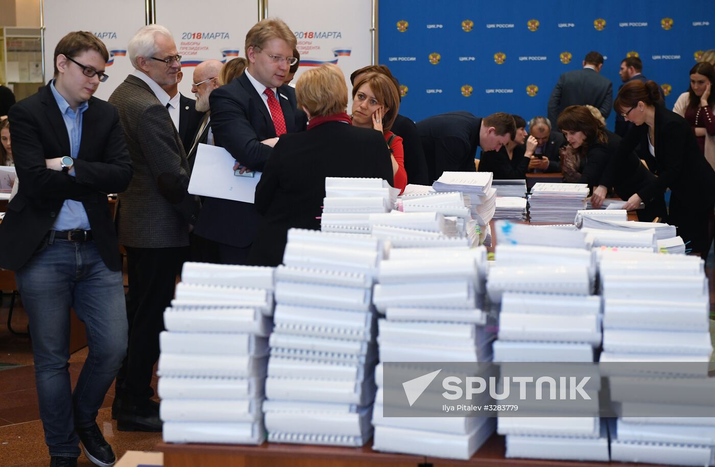 Submitting signatures in support of Grigory Yavlinsky's registration as presidential candidate