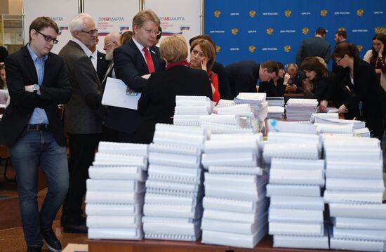 Submitting signatures in support of Grigory Yavlinsky's registration as presidential candidate