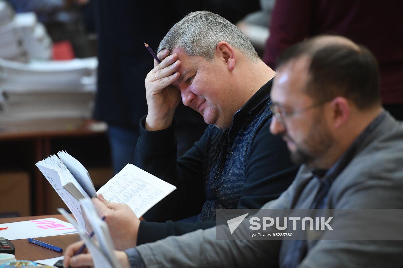 Submitting signatures in support of Grigory Yavlinsky's registration as presidential candidate