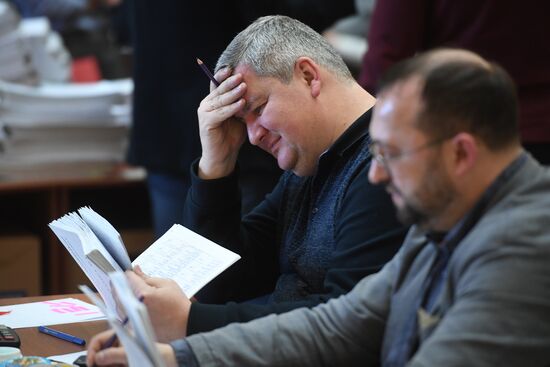 Submitting signatures in support of Grigory Yavlinsky's registration as presidential candidate