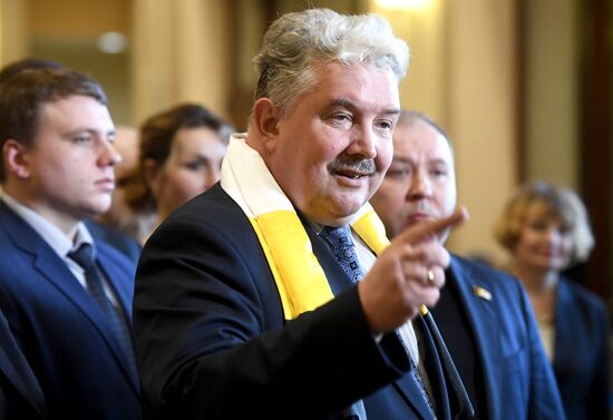 Submitting signatures in support of Sergei Baburin's registration as presidential candidate