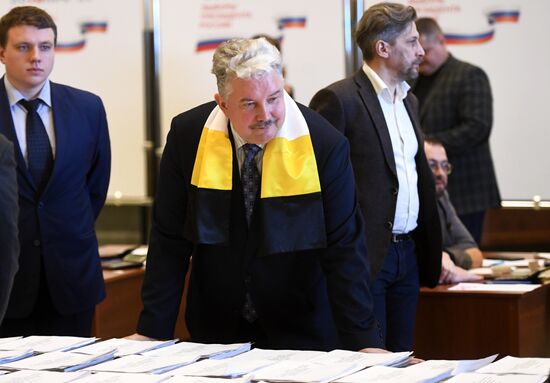 Submitting signatures in support of Sergei Baburin's registration as presidential candidate