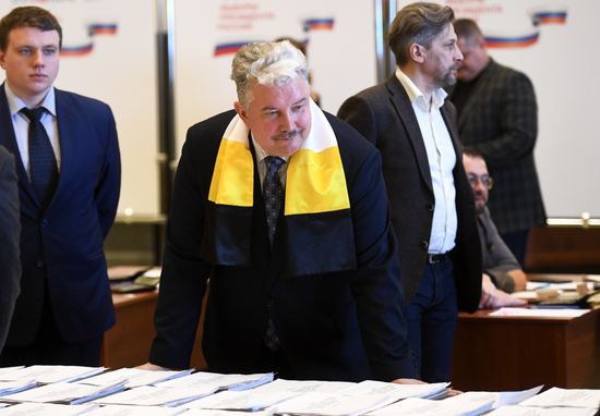 Submitting signatures in support of Sergei Baburin's registration as presidential candidate