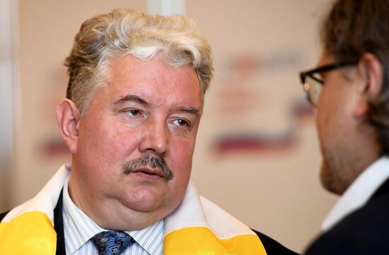 Submitting signatures in support of Sergei Baburin's registration as presidential candidate