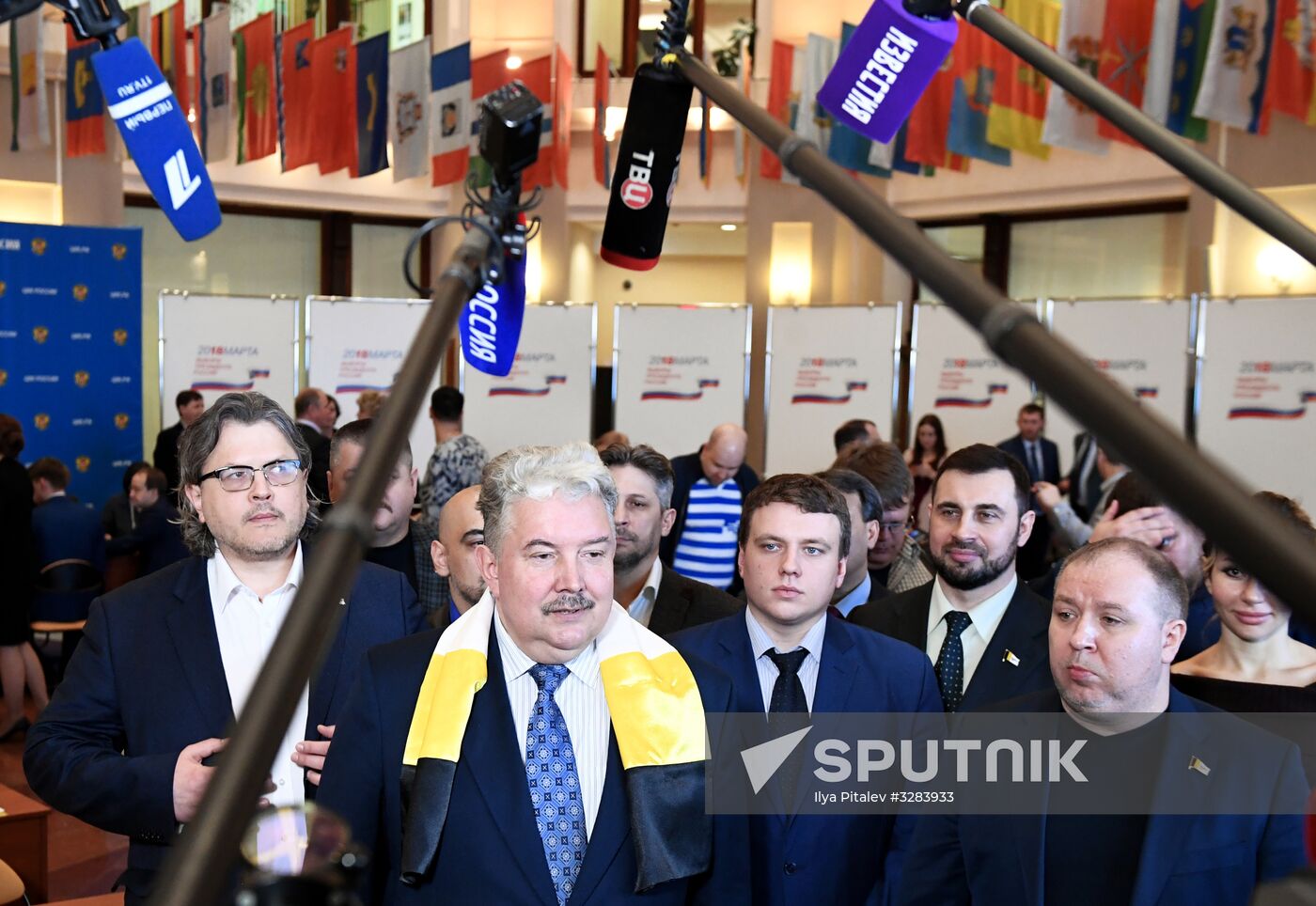 Submitting signatures in support of Sergei Baburin's registration as presidential candidate