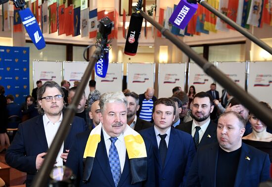 Submitting signatures in support of Sergei Baburin's registration as presidential candidate