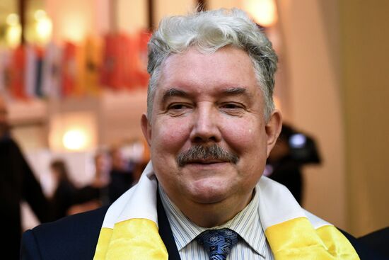 Submitting signatures in support of Sergei Baburin's registration as presidential candidate