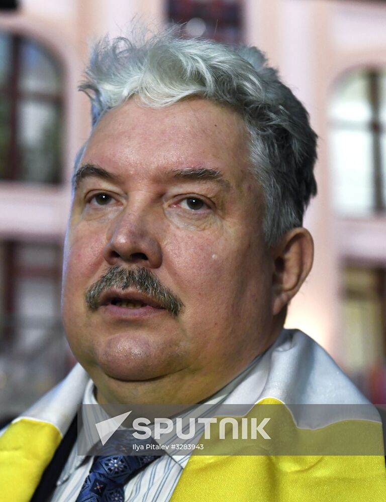 Submitting signatures in support of Sergei Baburin's registration as presidential candidate